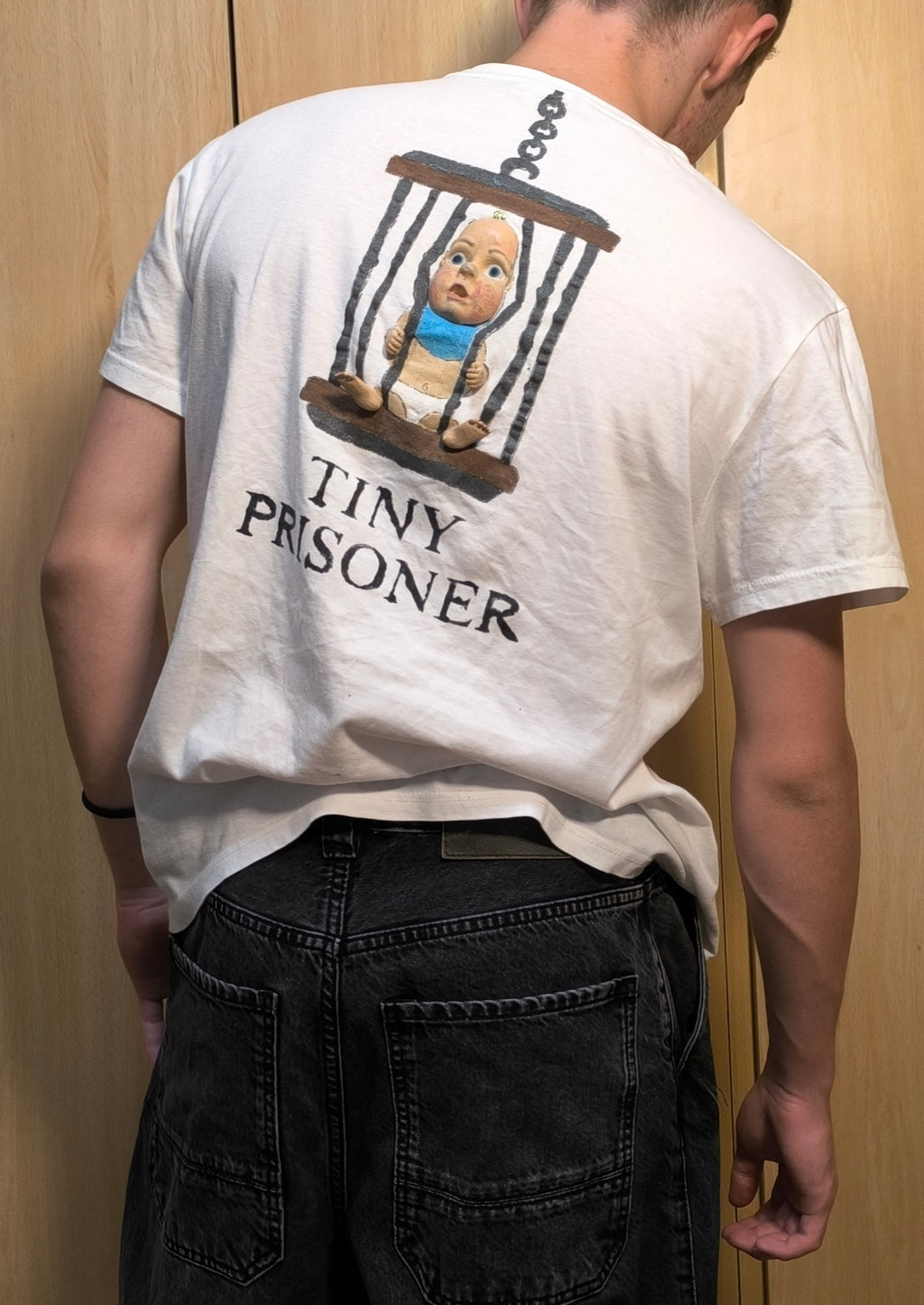 Camiseta “TINY PRISONER”