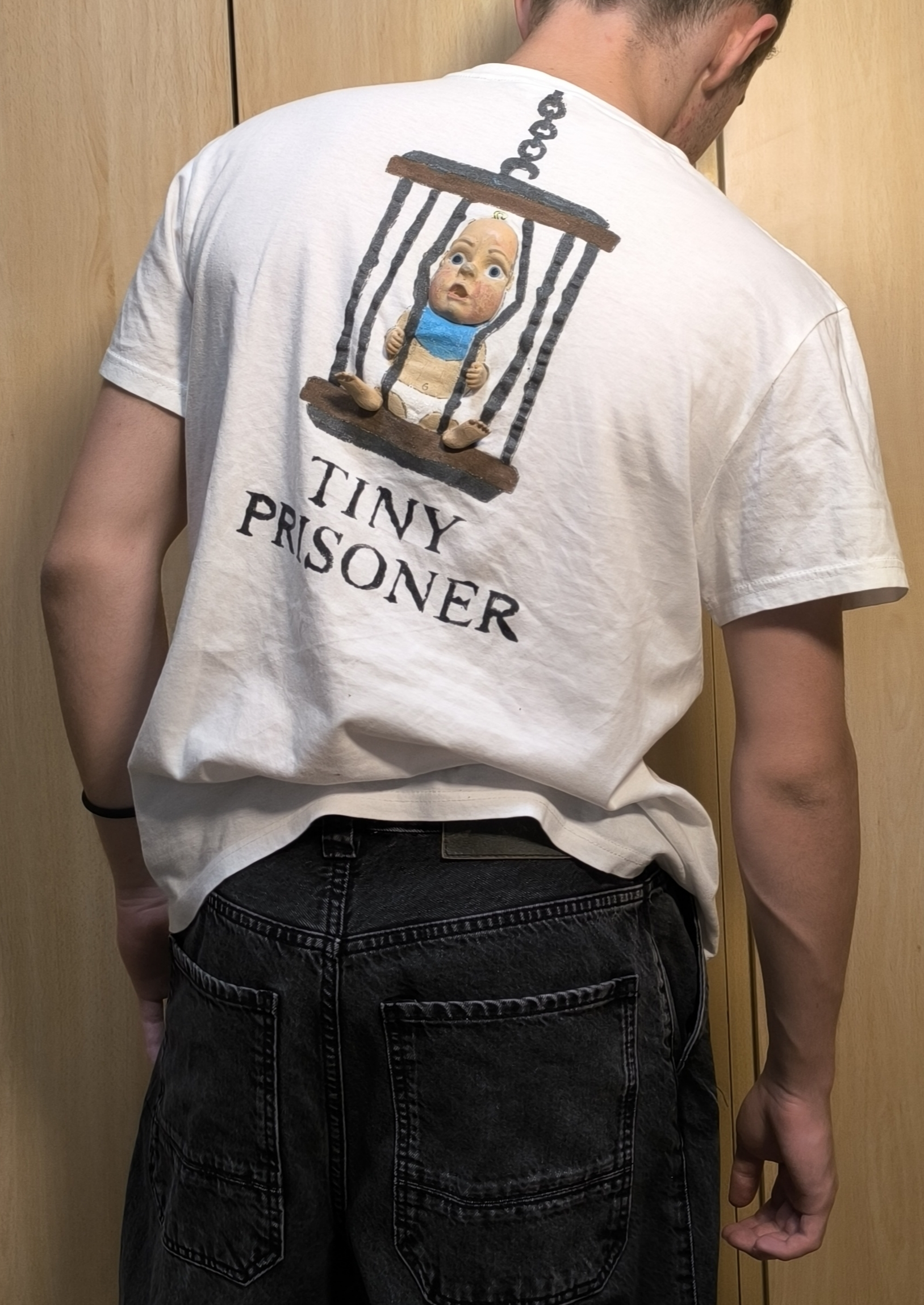 Camiseta “TINY PRISONER”