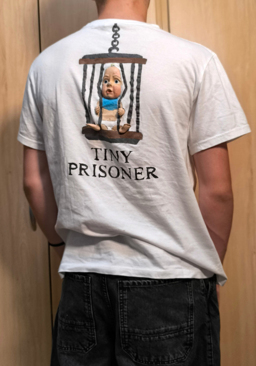 Camiseta “TINY PRISONER”