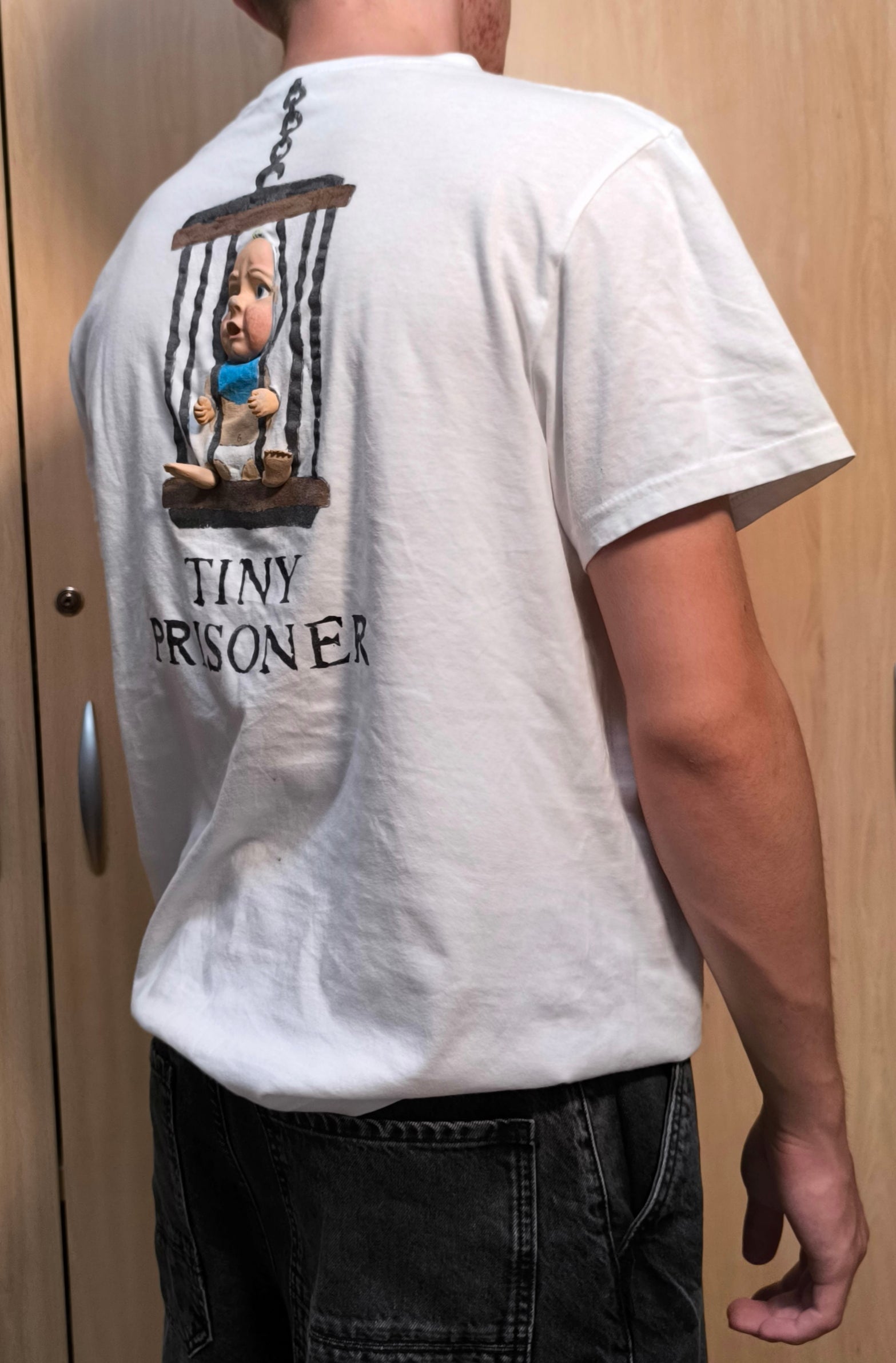 Camiseta “TINY PRISONER”