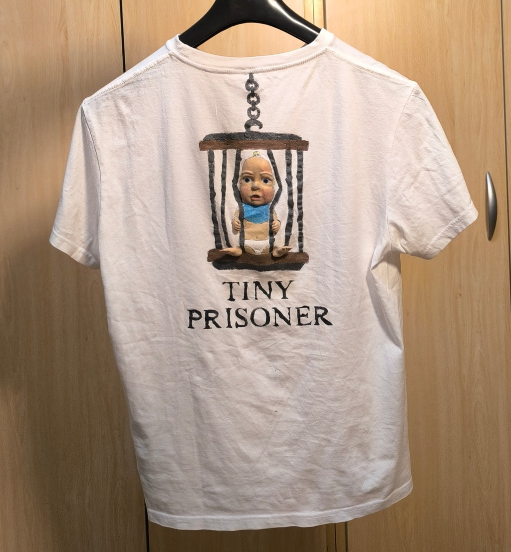 Camiseta “TINY PRISONER”